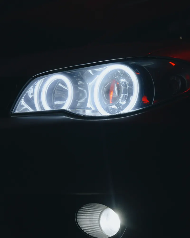 Farol com anéis de LED acesos, à noite