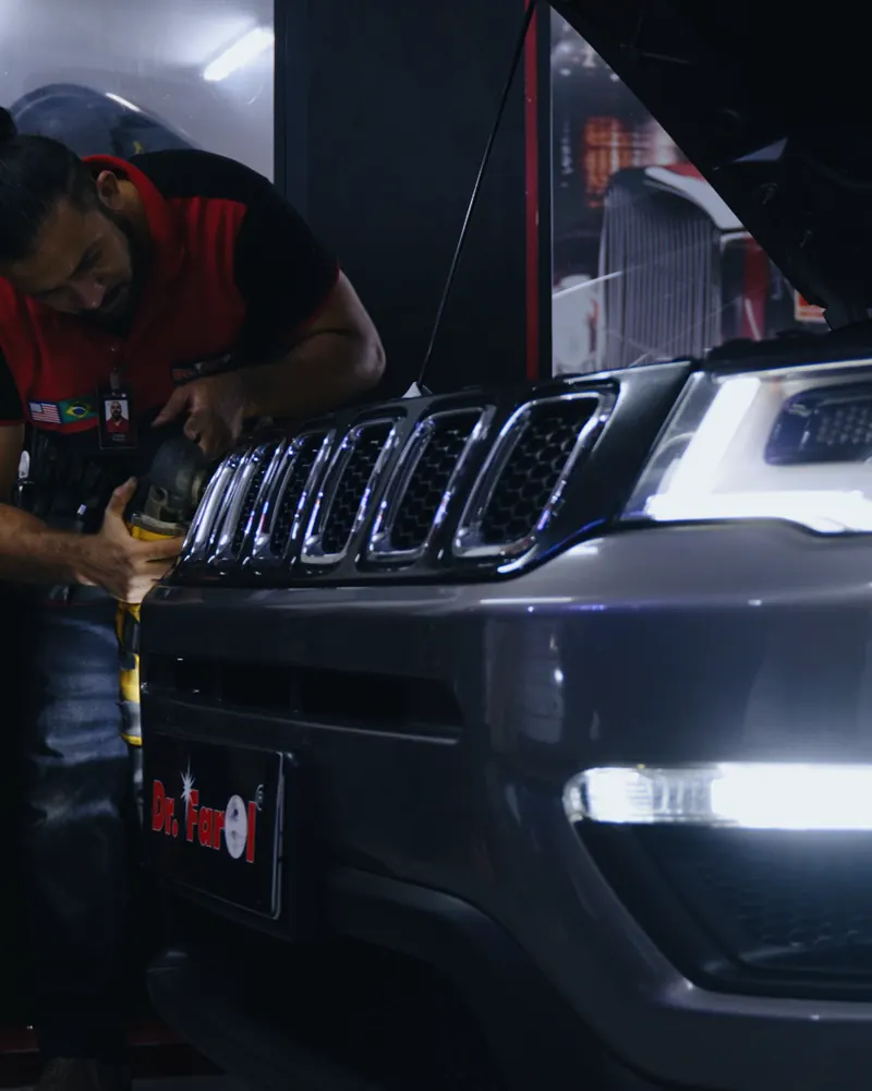Técnico da Dr. Farol trabalhando em um Jeep