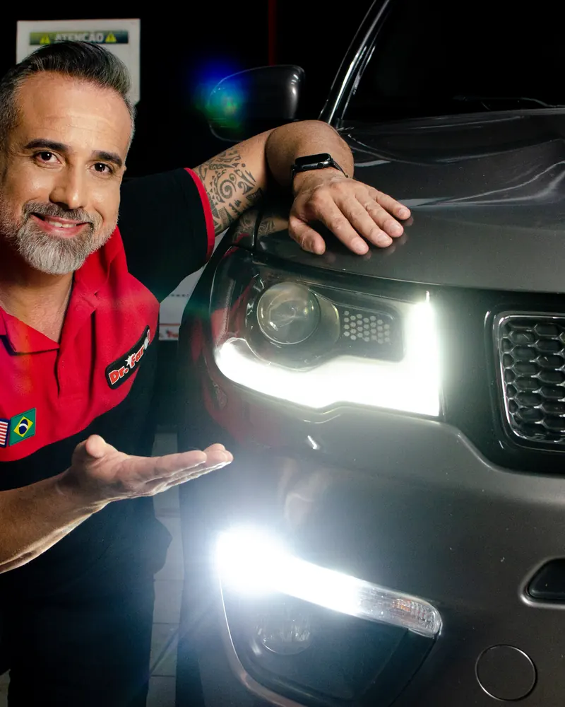 Farol com DRL e anéis de LED acesos