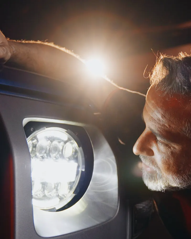 Farol redondo de LED aceso em detalhe