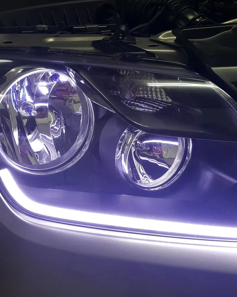 Farol com DRL e anéis de LED acesos em detalhe