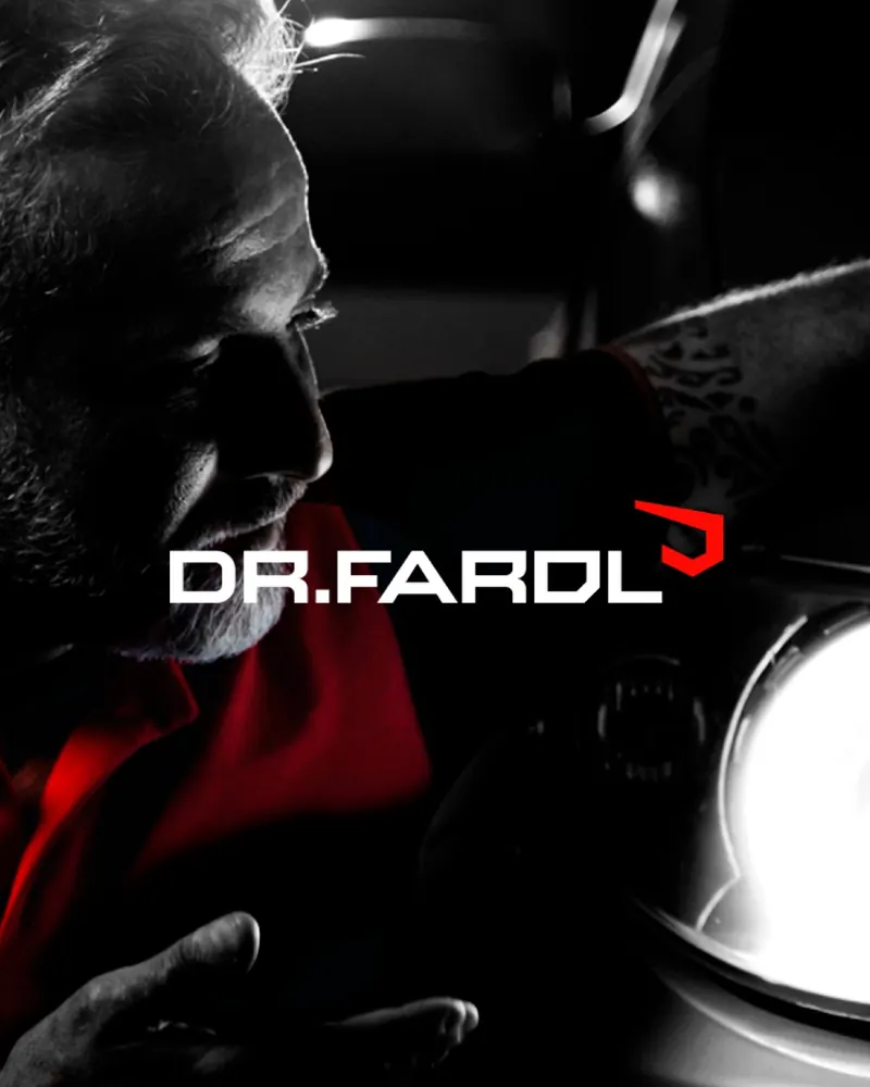 Retrato da equipe Dr. Farol ao lado de um farol aceso