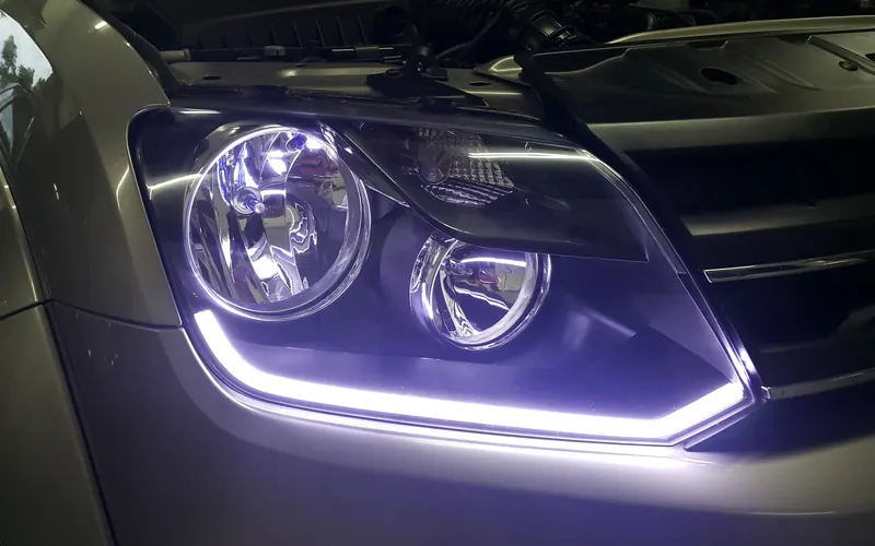Farol com faixa de DRL e anéis de LED acesos