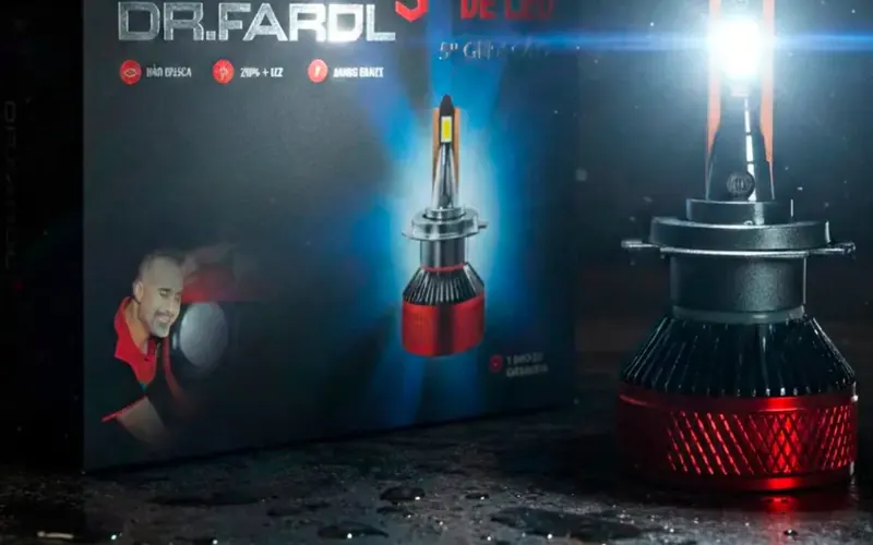 Lâmpada de LED Dr. Farol acesa ao lado da embalagem