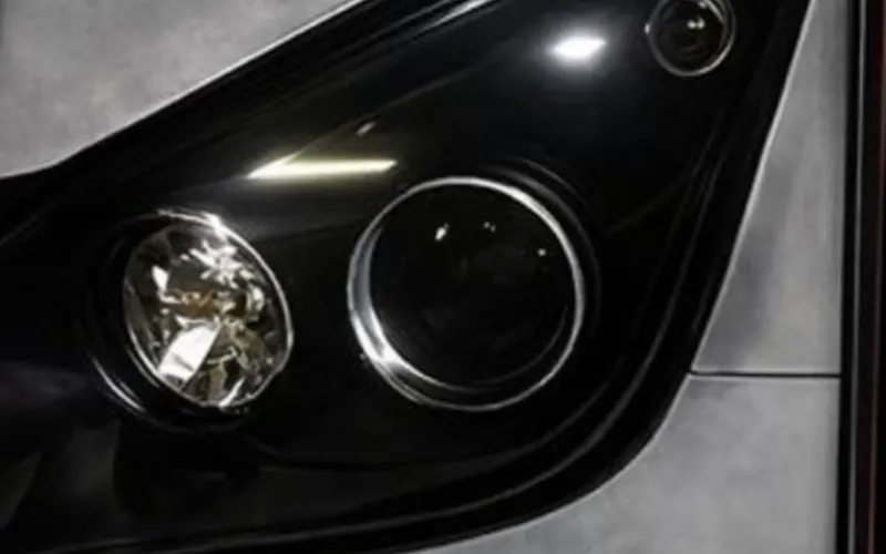 Farol com máscara negra e projetor aparente